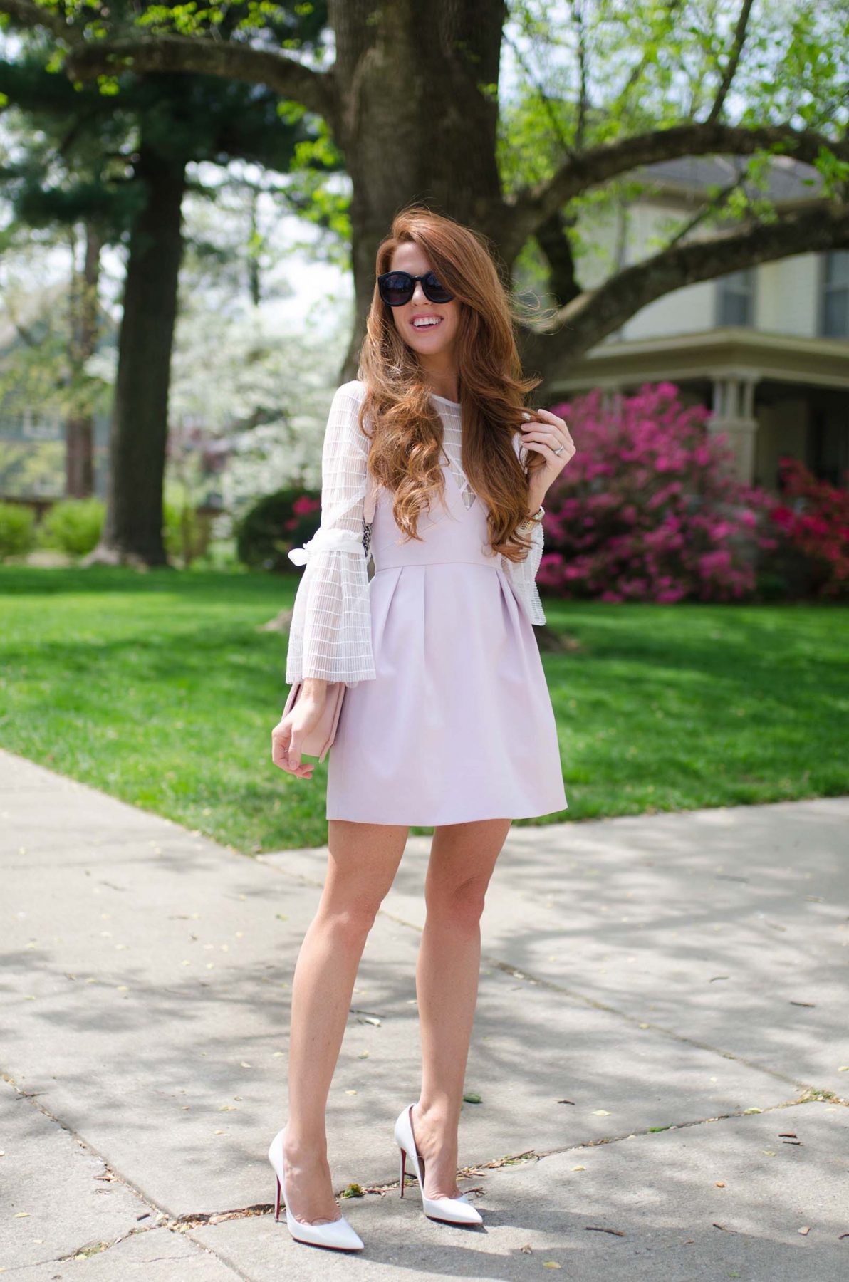 Розовое платье с белыми туфлями